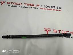 21007991-00-D Schlauchanschluss für linken Schwellerschlauch und Tesla Model S Ladegerät 1